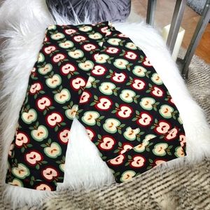 LuLaRoe OS Apple Leggings 🍎🍏